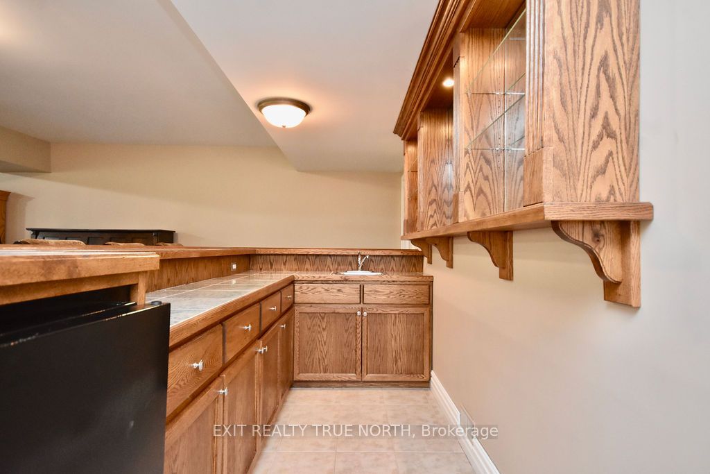 1524 Flos 8 Rd E