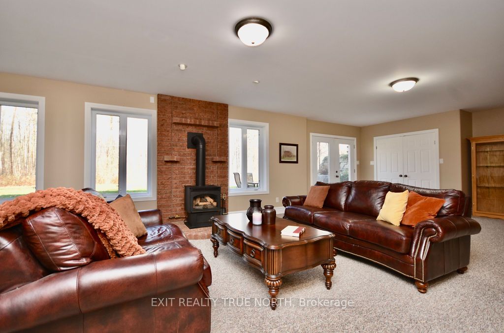1524 Flos 8 Rd E
