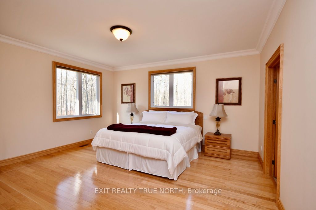 1524 Flos 8 Rd E