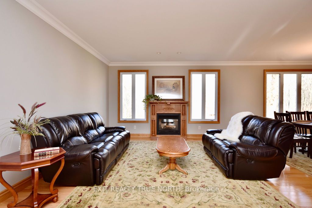 1524 Flos 8 Rd E