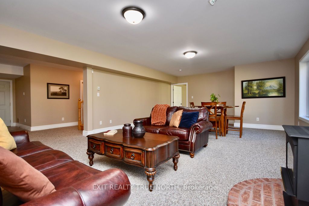 1524 Flos 8 Rd E