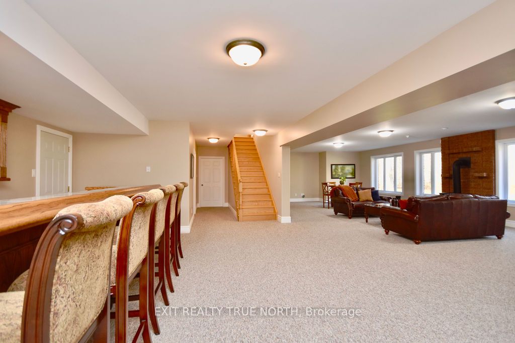1524 Flos 8 Rd E