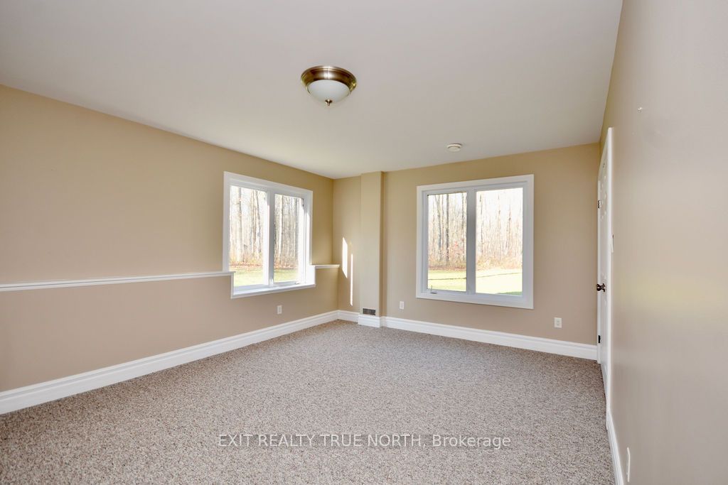 1524 Flos 8 Rd E