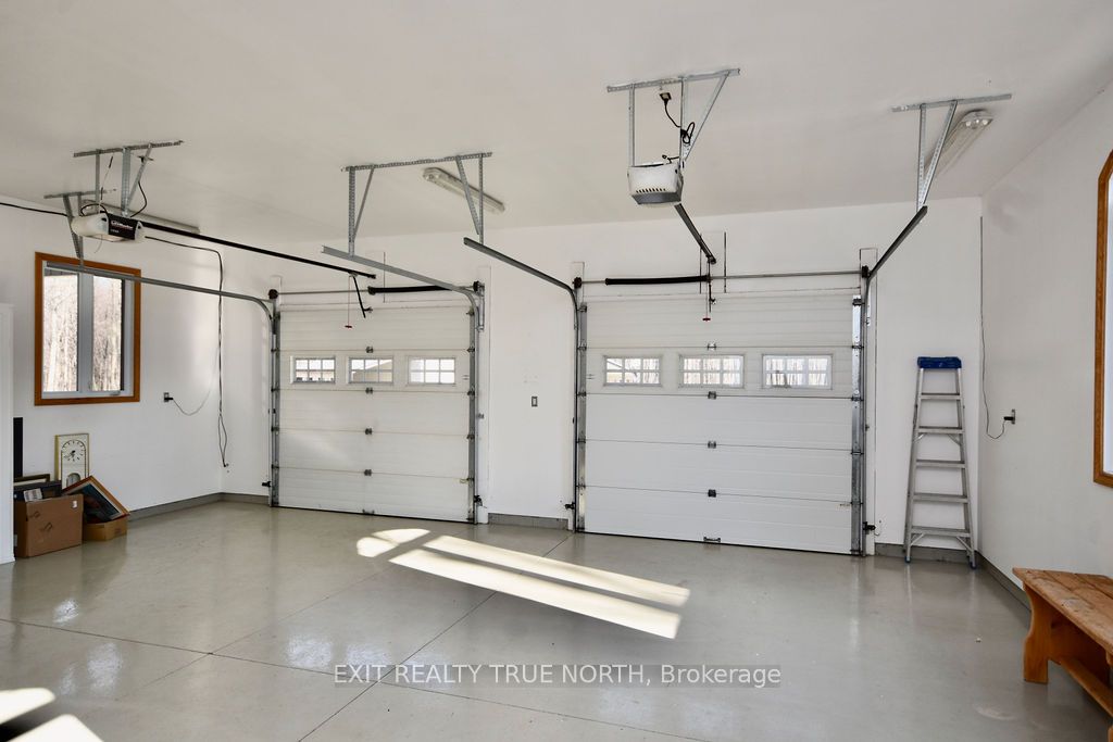 1524 Flos 8 Rd E