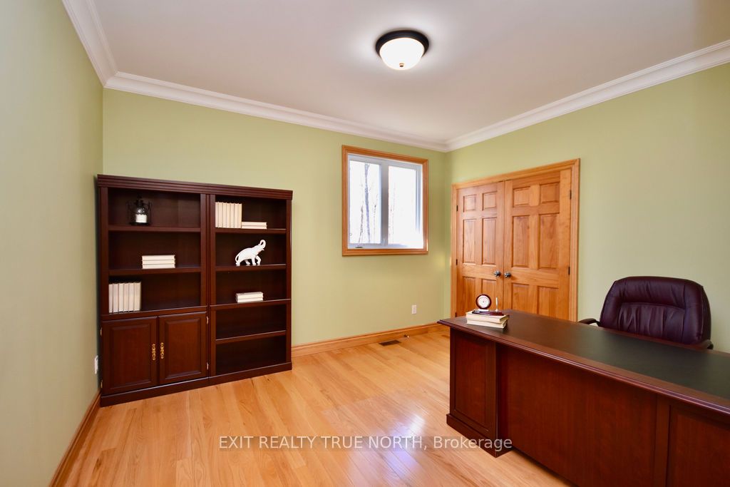 1524 Flos 8 Rd E