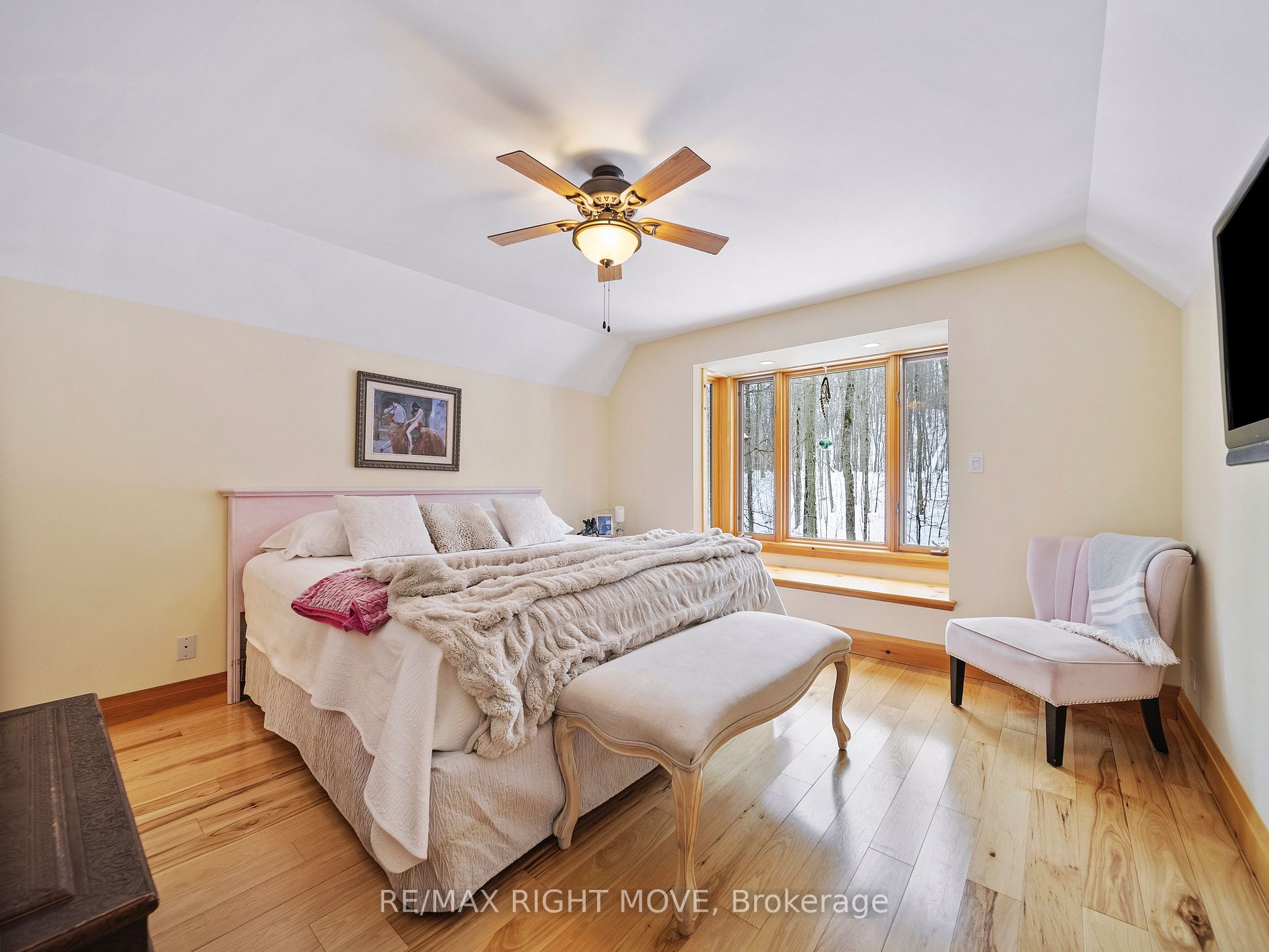 983 Bass Lake Side Road E