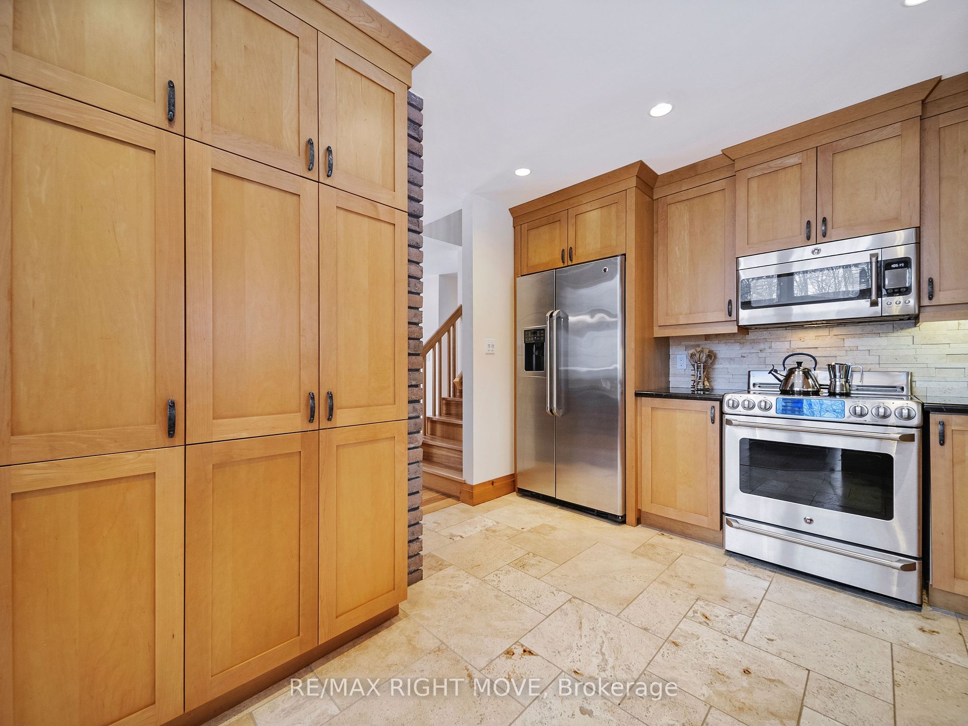 983 Bass Lake Side Road E