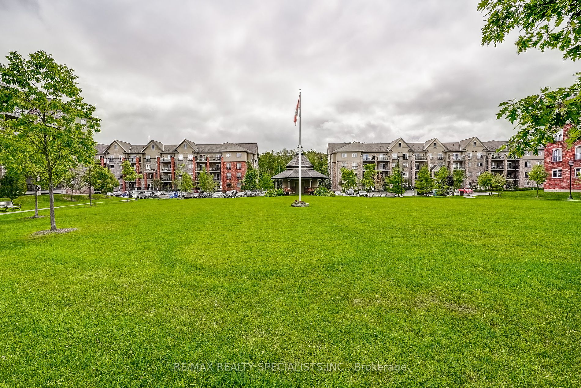 43 Ferndale Dr S, #406