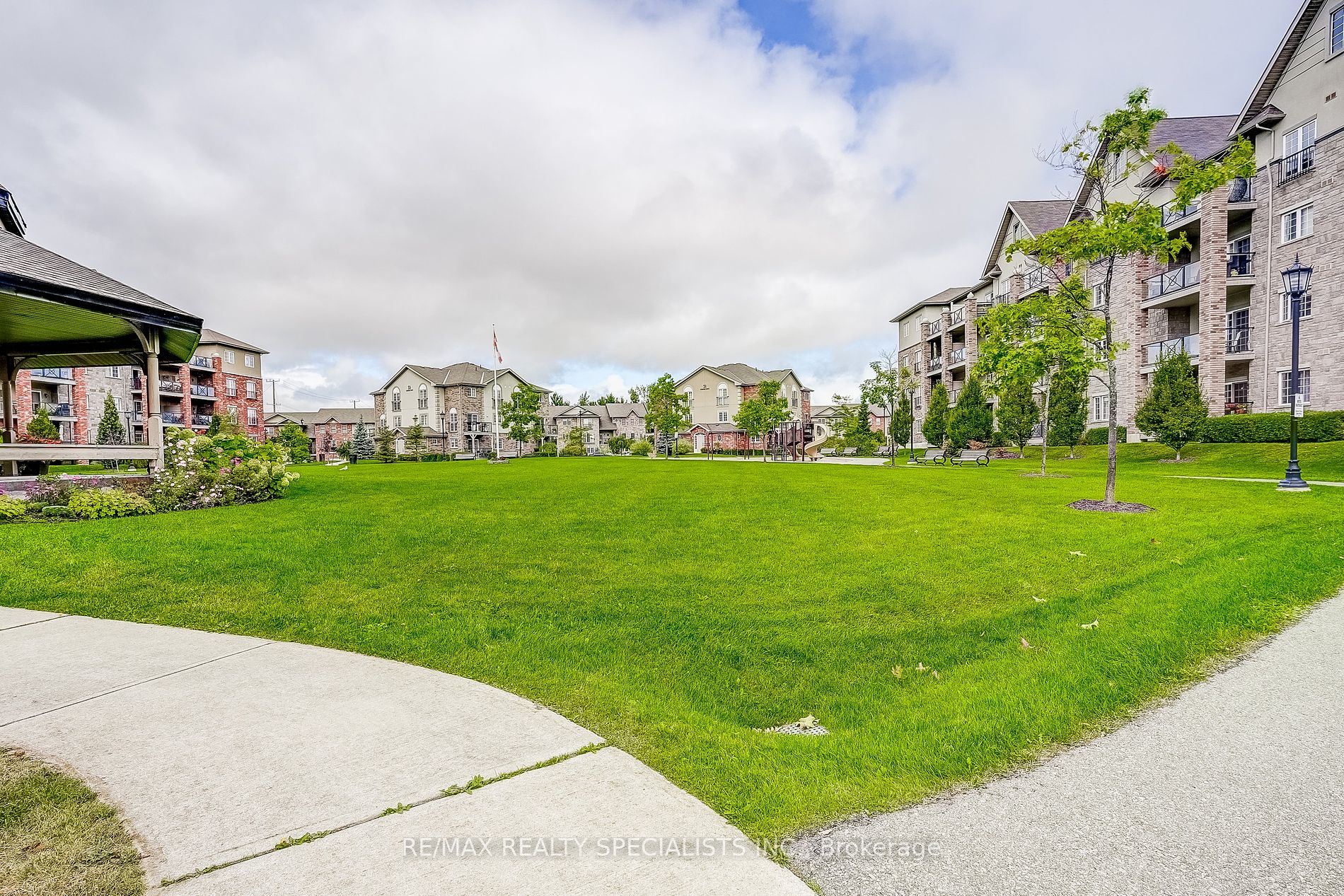 43 Ferndale Dr S, #406