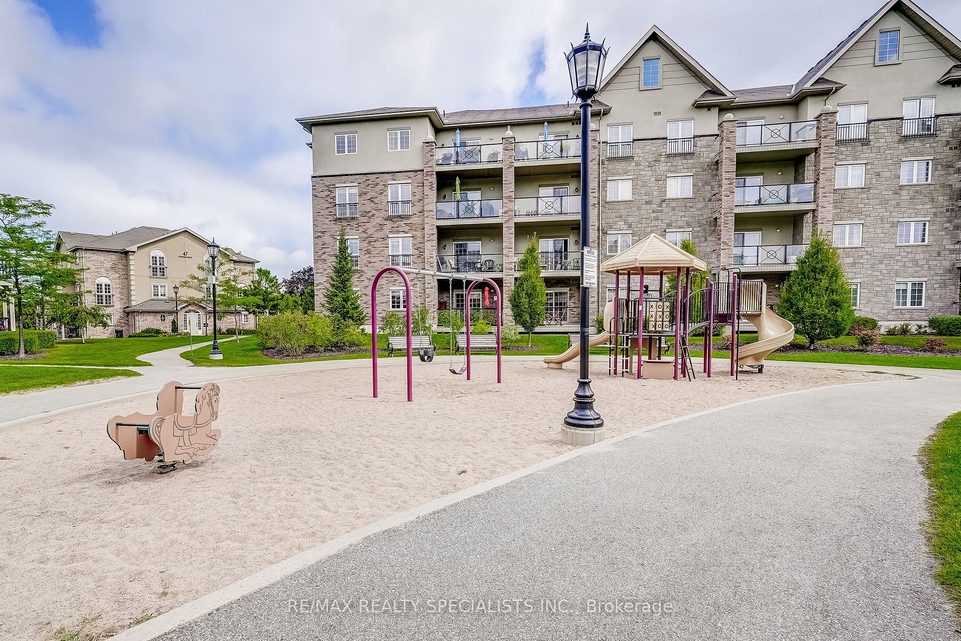 43 Ferndale Dr S, #406