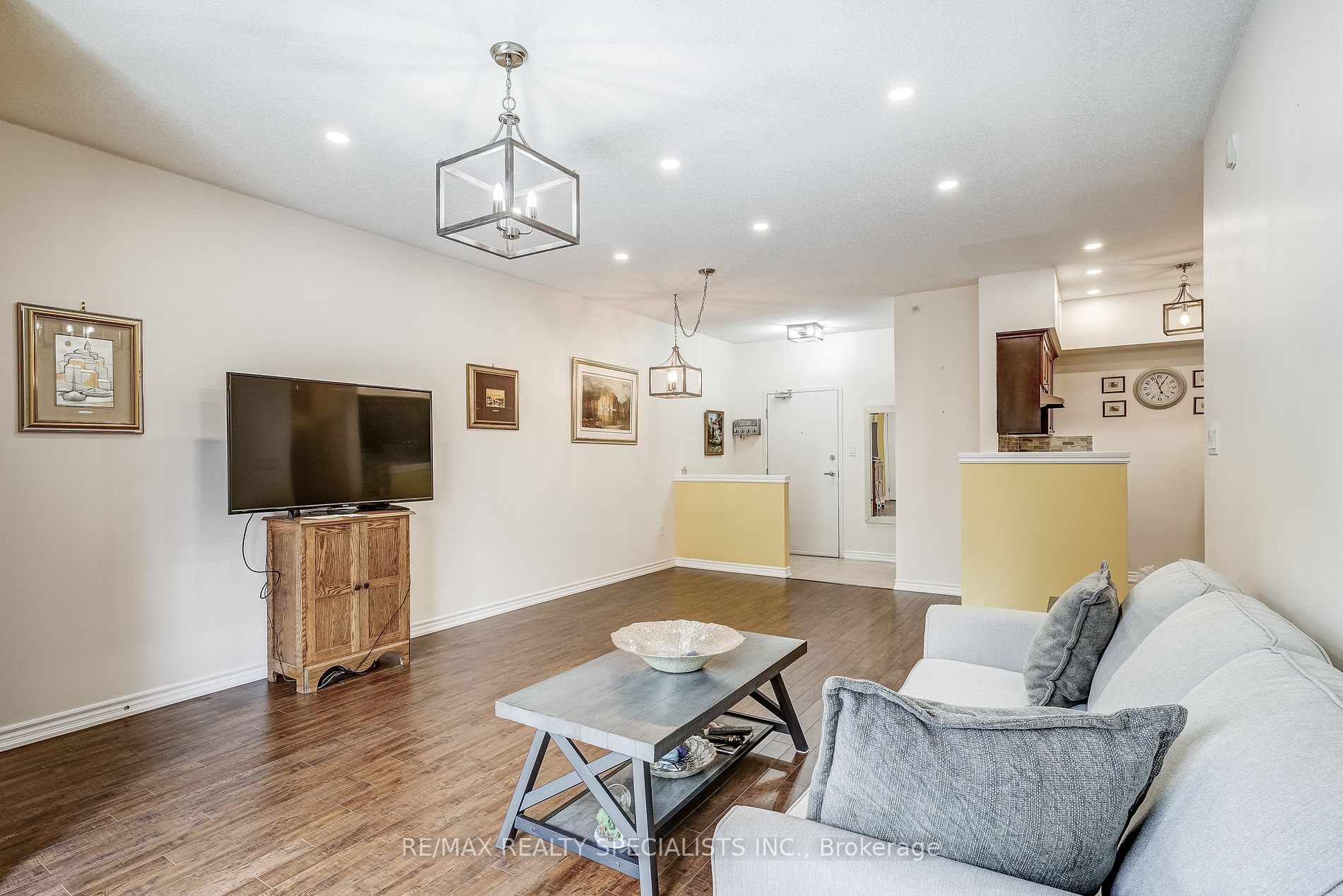 43 Ferndale Dr S, #406