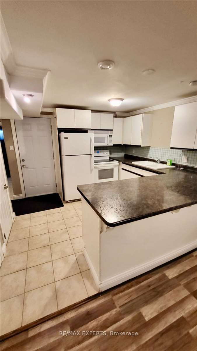 95 Daphne Cres, #Lower