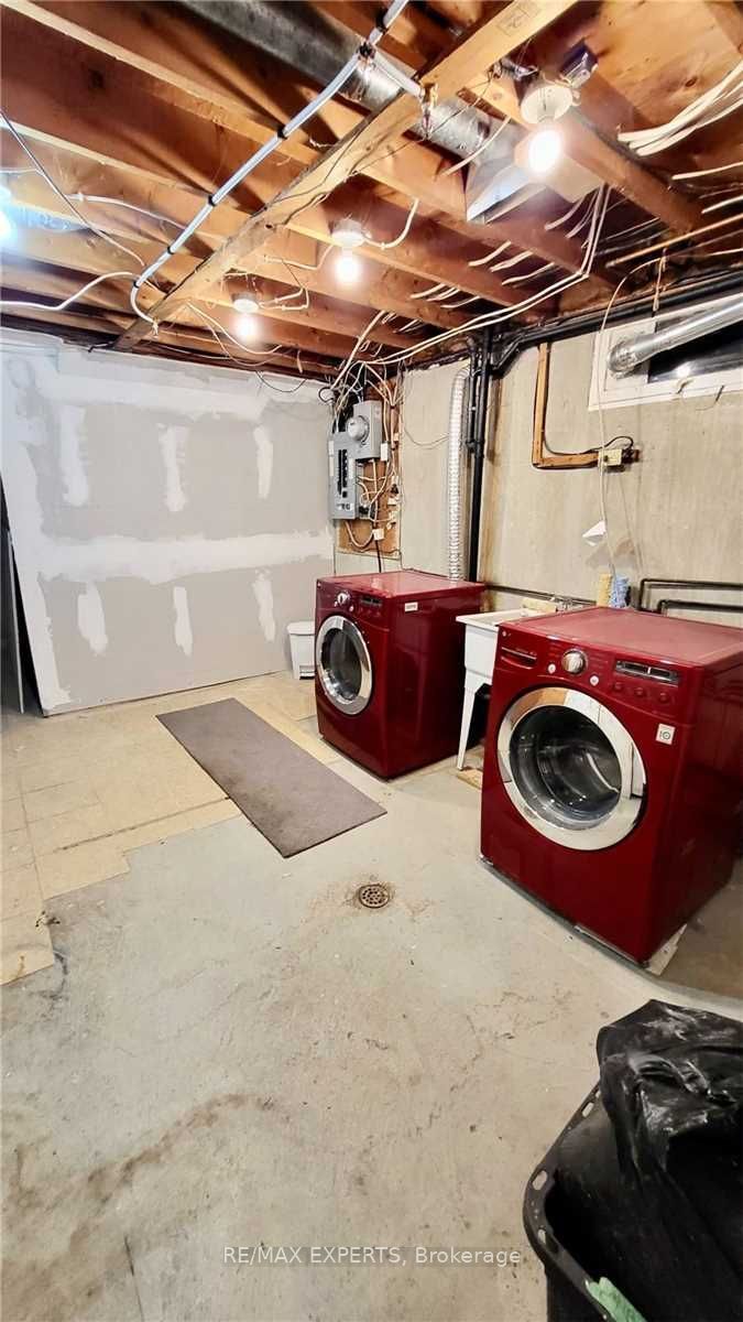 95 Daphne Cres, #Lower