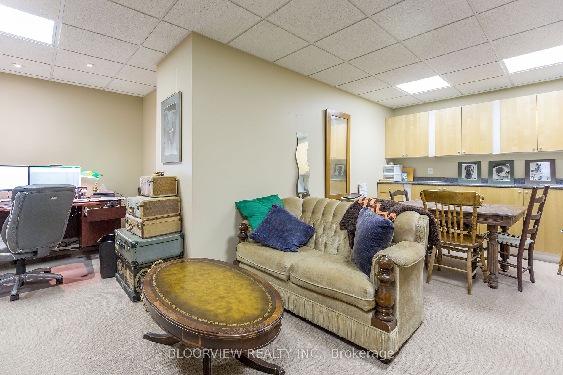 1643 THE ANGELA SCHMIDT F Road