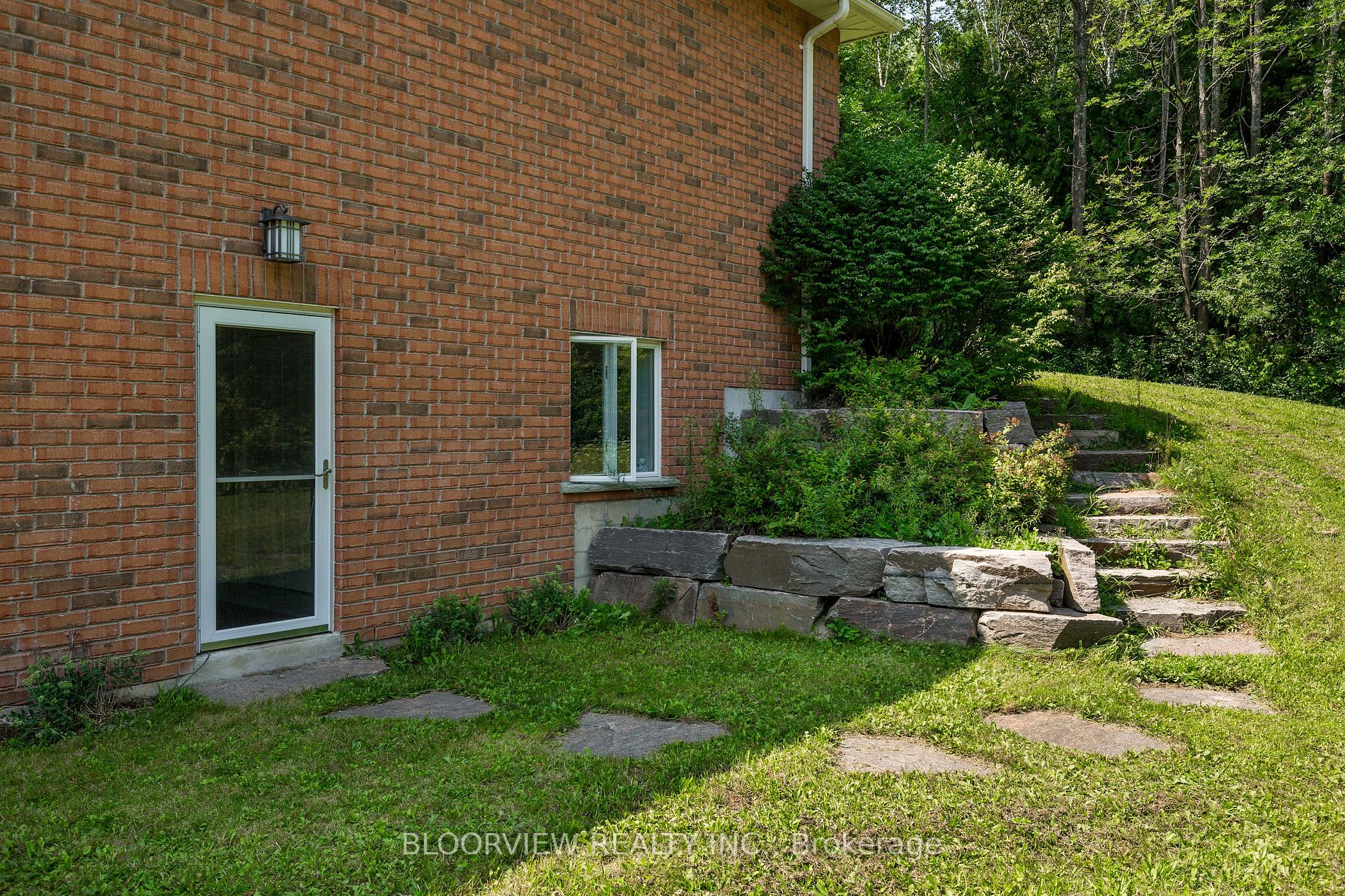 1643 THE ANGELA SCHMIDT F Road