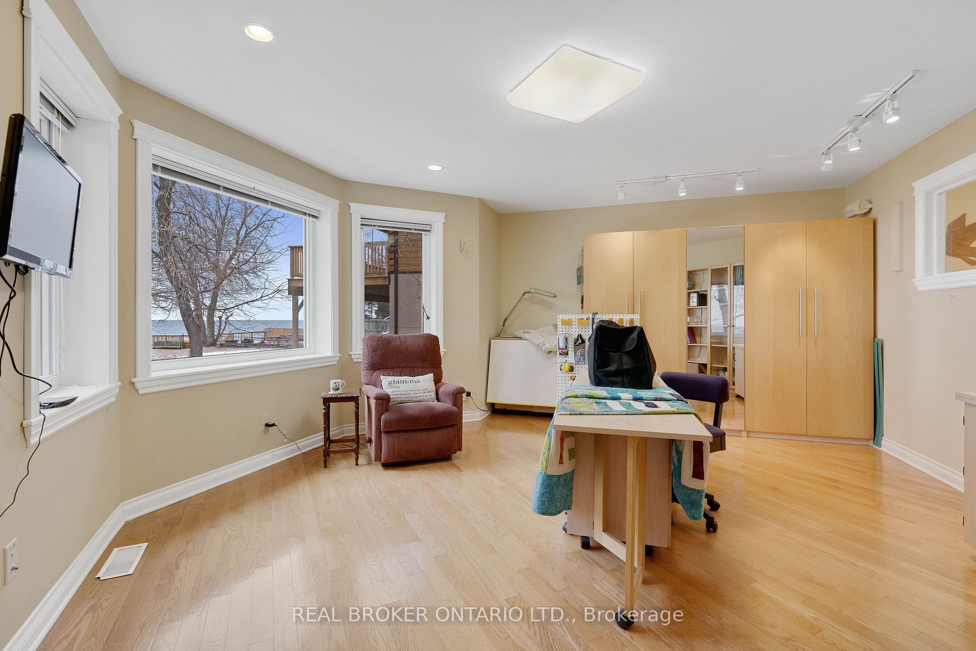20 Tiny Beaches Road N
