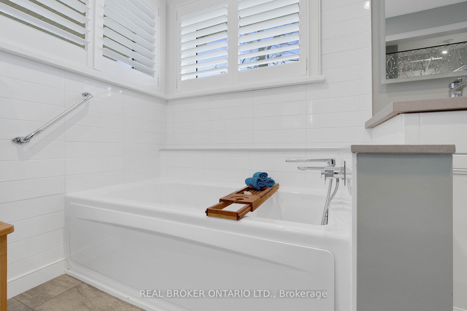 20 Tiny Beaches Road N