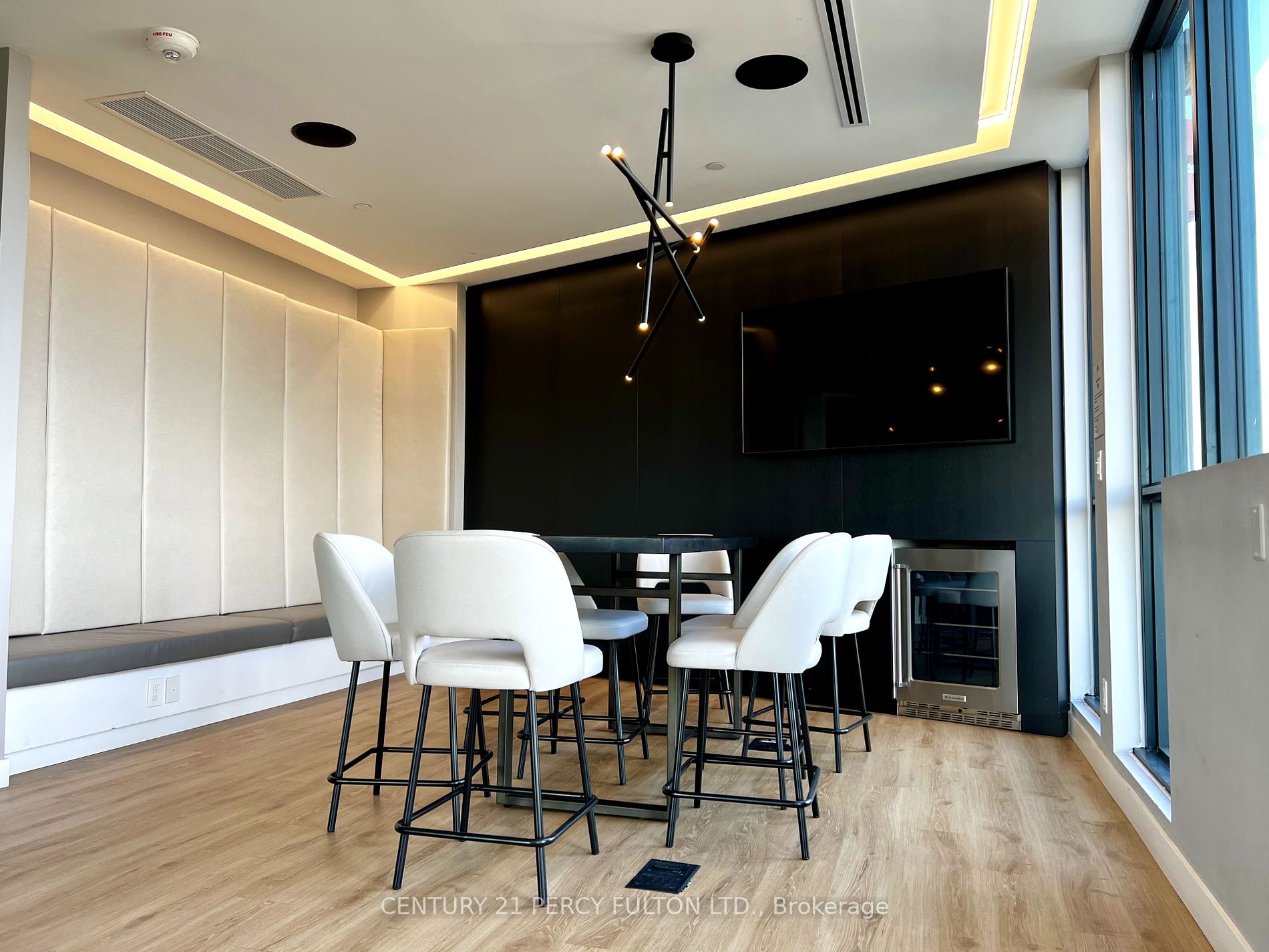 681 Yonge St, #222