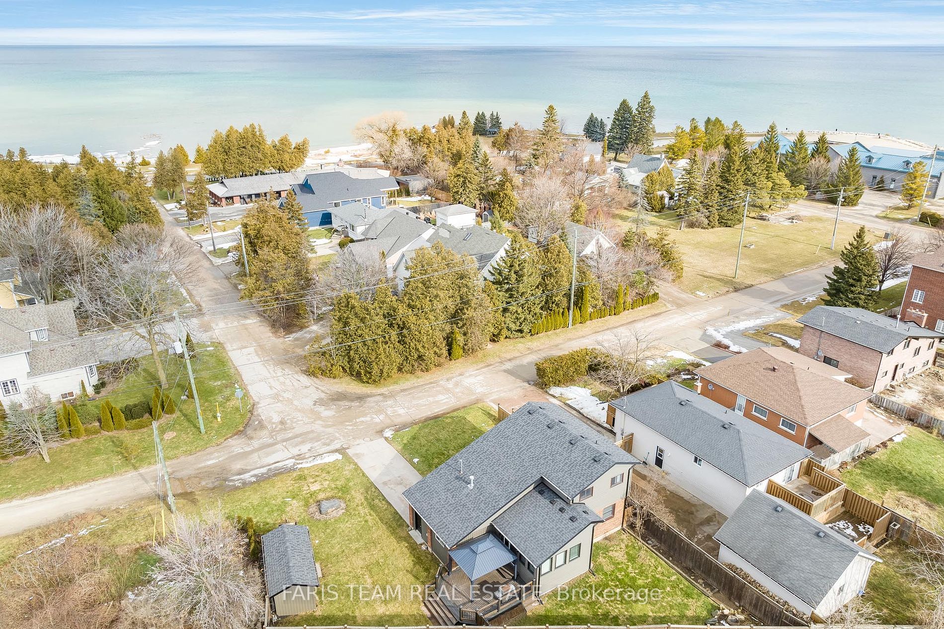 562 Simcoe St