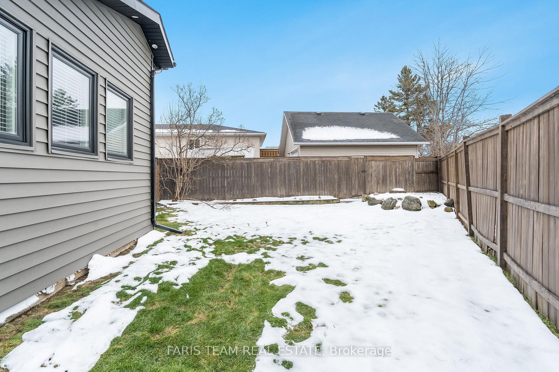 562 Simcoe St