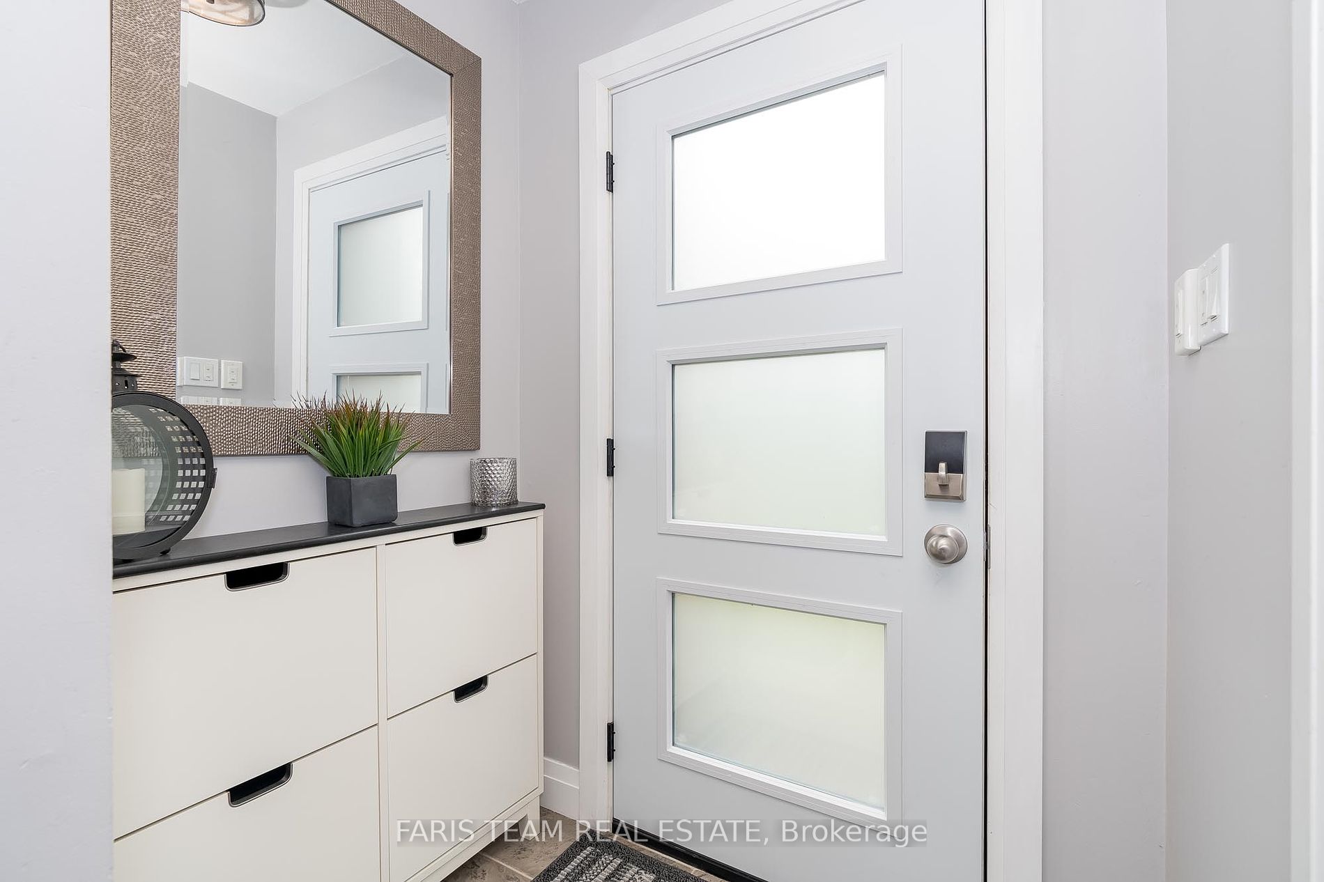 562 Simcoe St