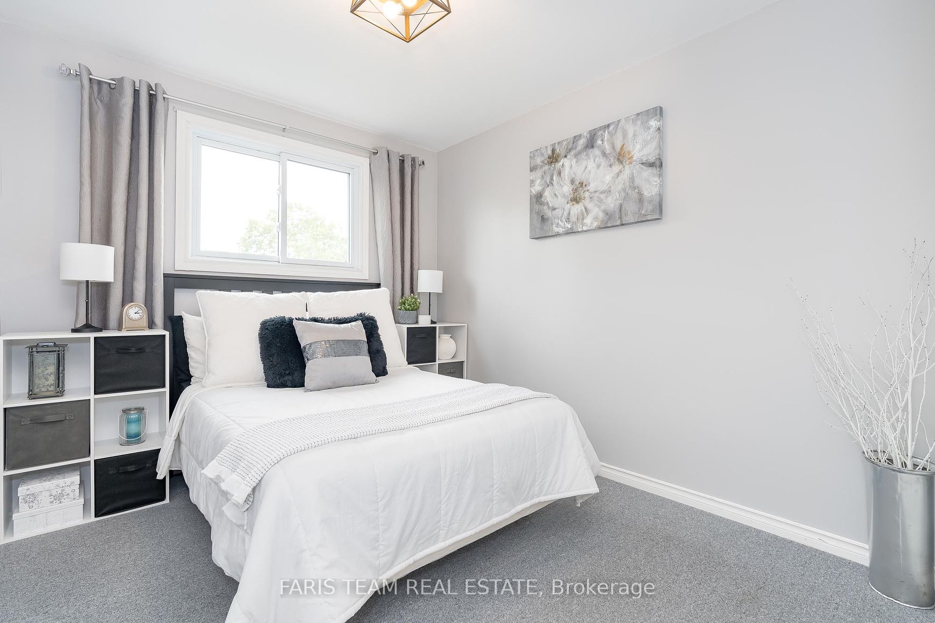 562 Simcoe St