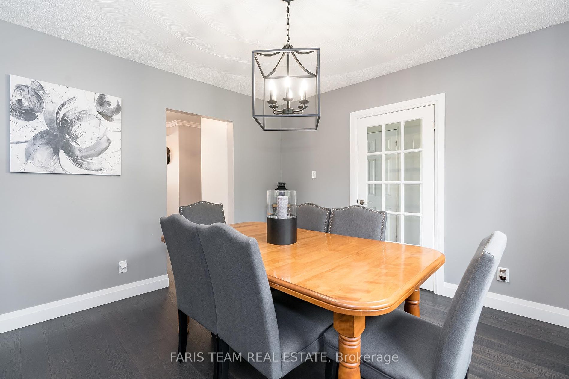 562 Simcoe St