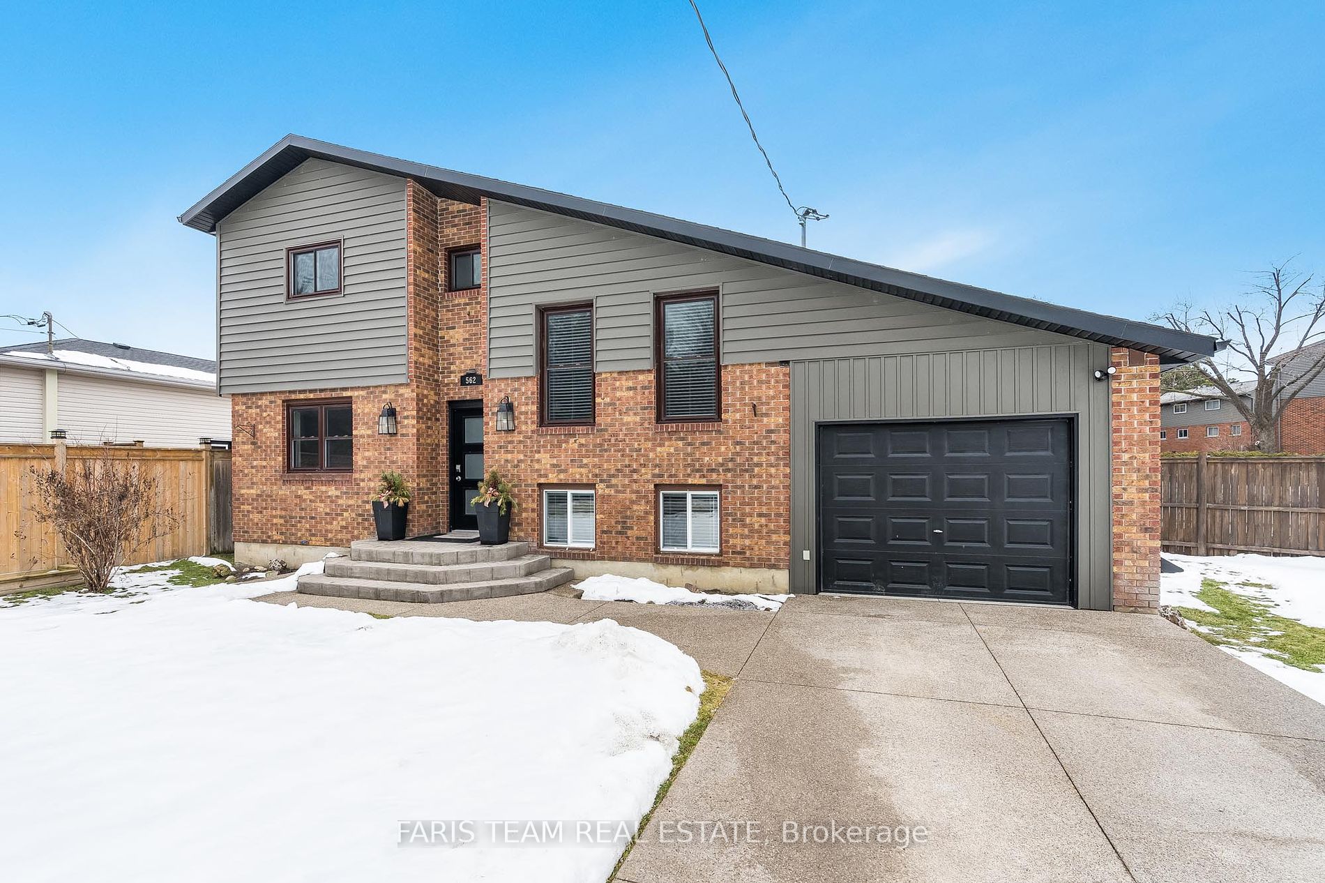 562 Simcoe St