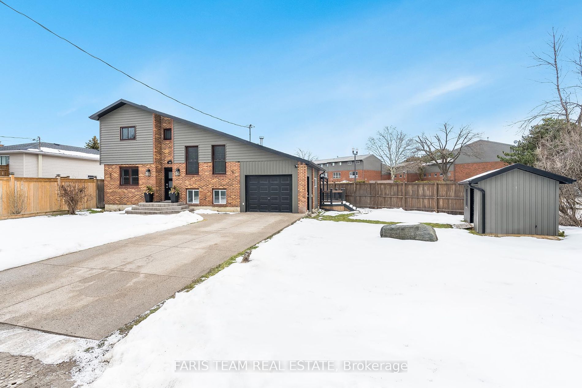 562 Simcoe St