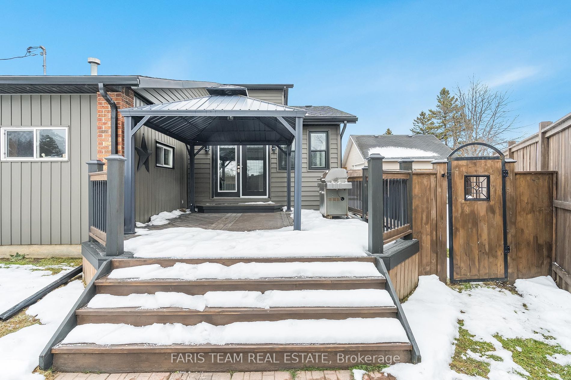 562 Simcoe St