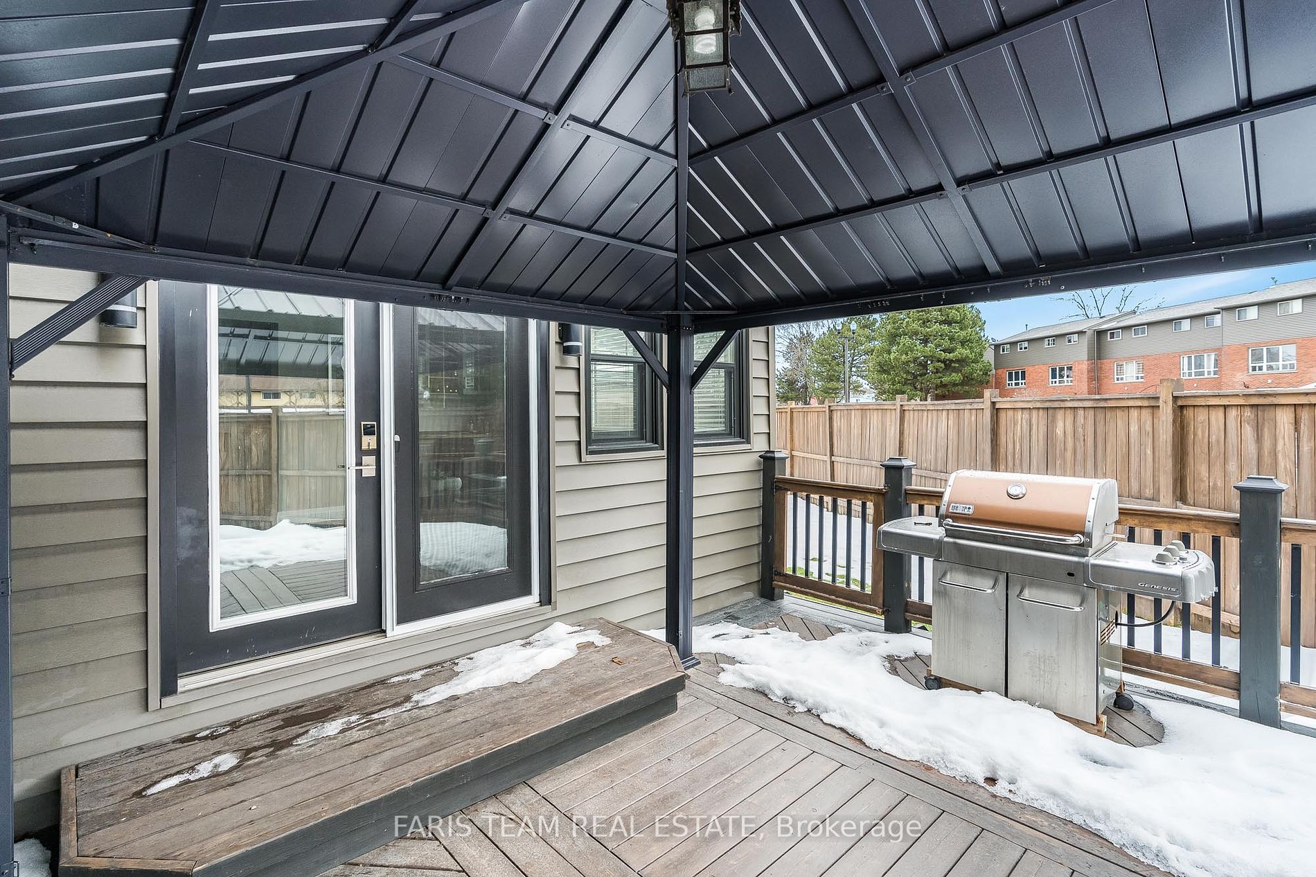 562 Simcoe St