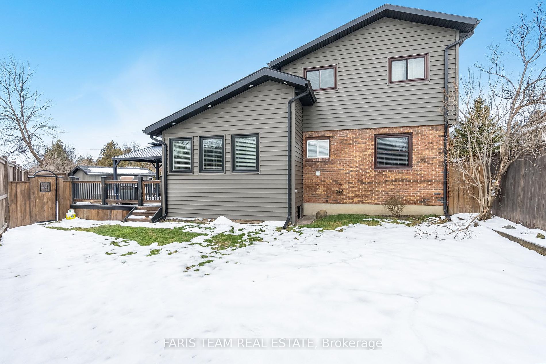562 Simcoe St