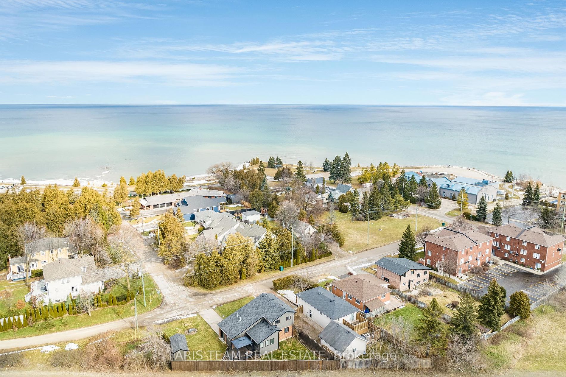 562 Simcoe St