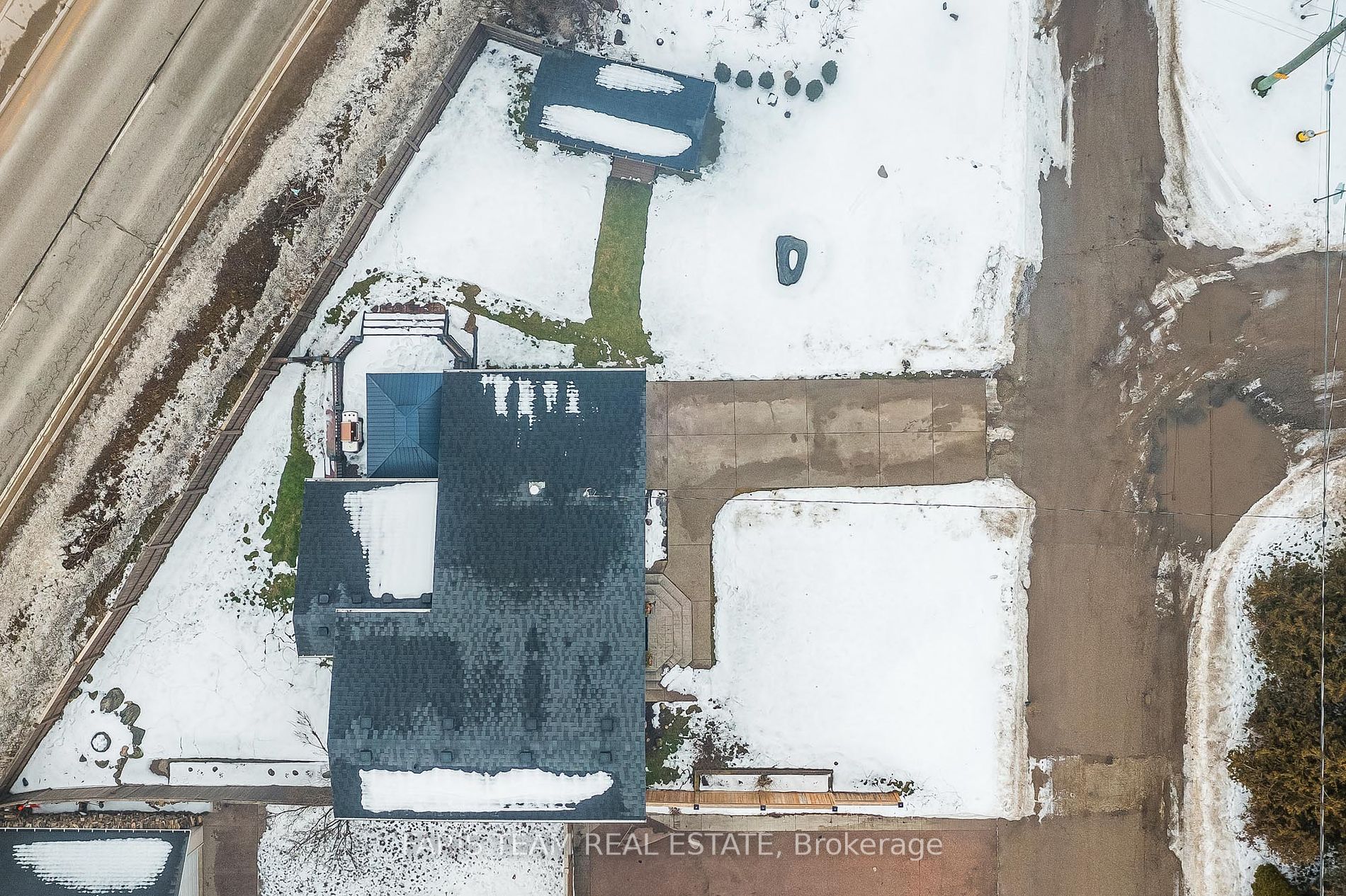 562 Simcoe St