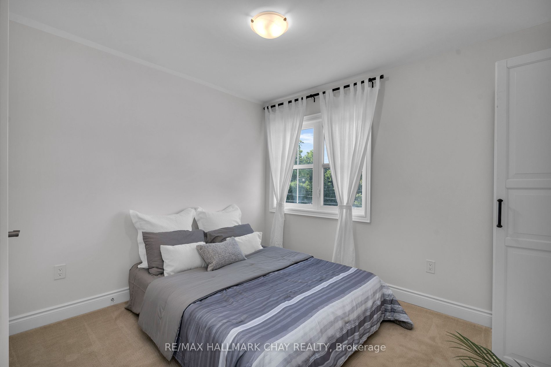 43 Wellington St E