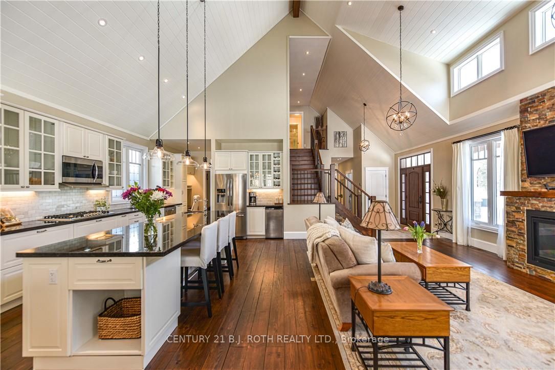 2 RIDGEWOOD Court