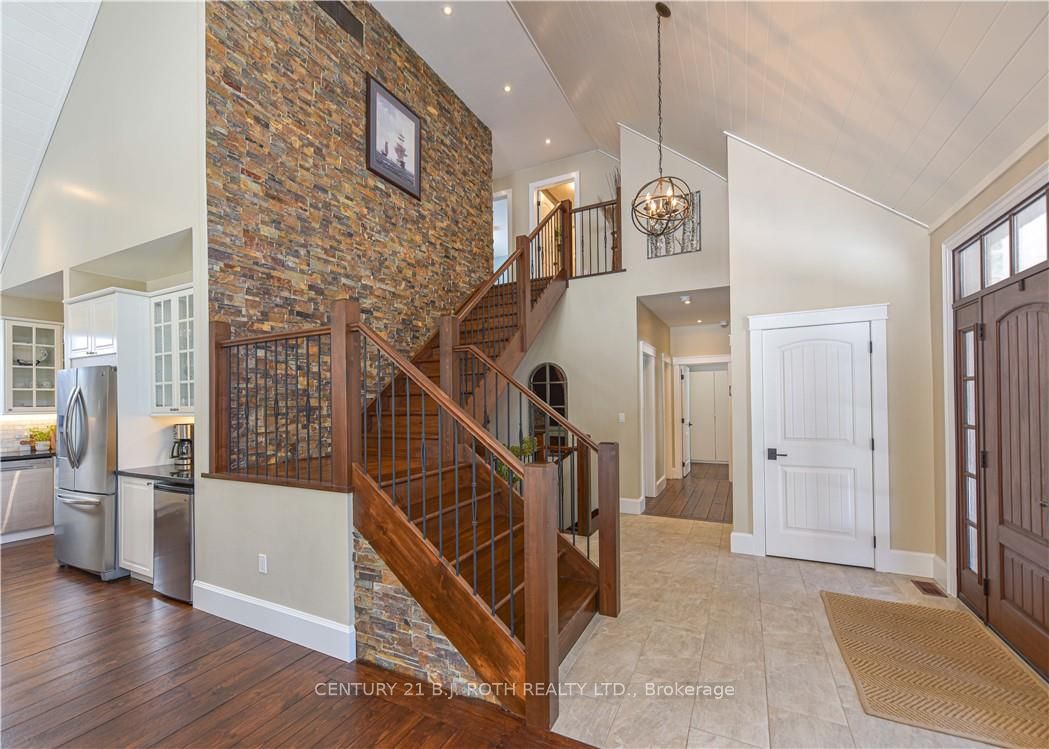 2 RIDGEWOOD Court