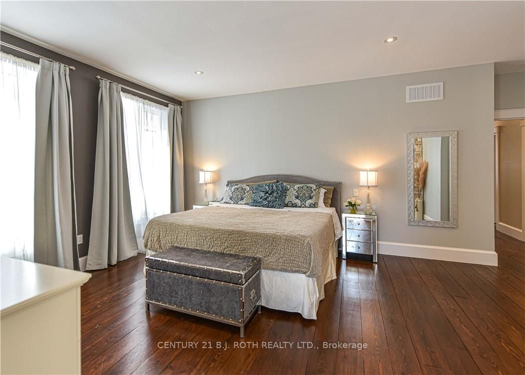 2 RIDGEWOOD Court
