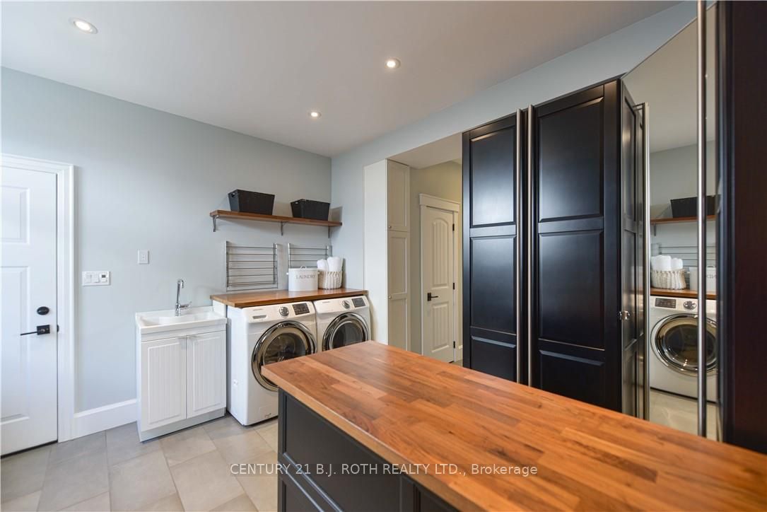 2 RIDGEWOOD Court