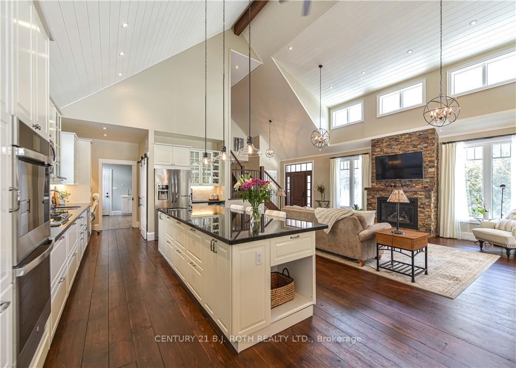 2 RIDGEWOOD Court