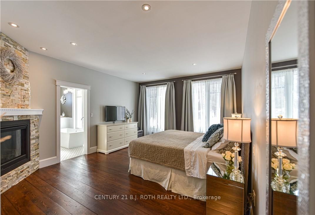2 RIDGEWOOD Court