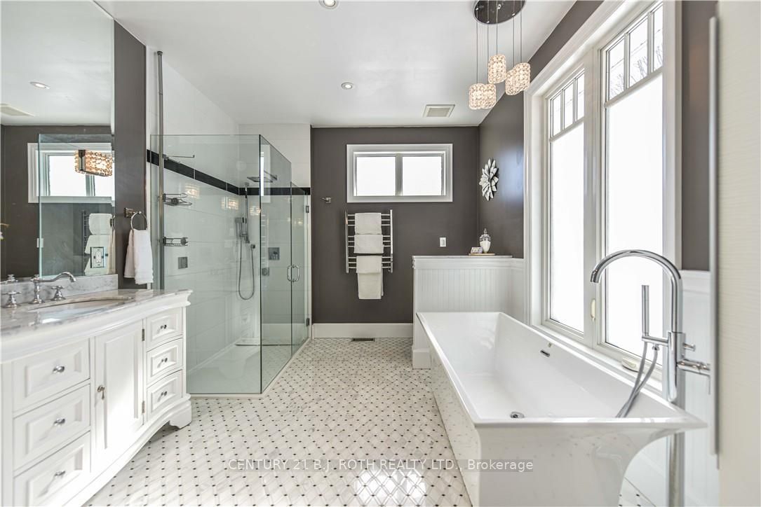 2 RIDGEWOOD Court