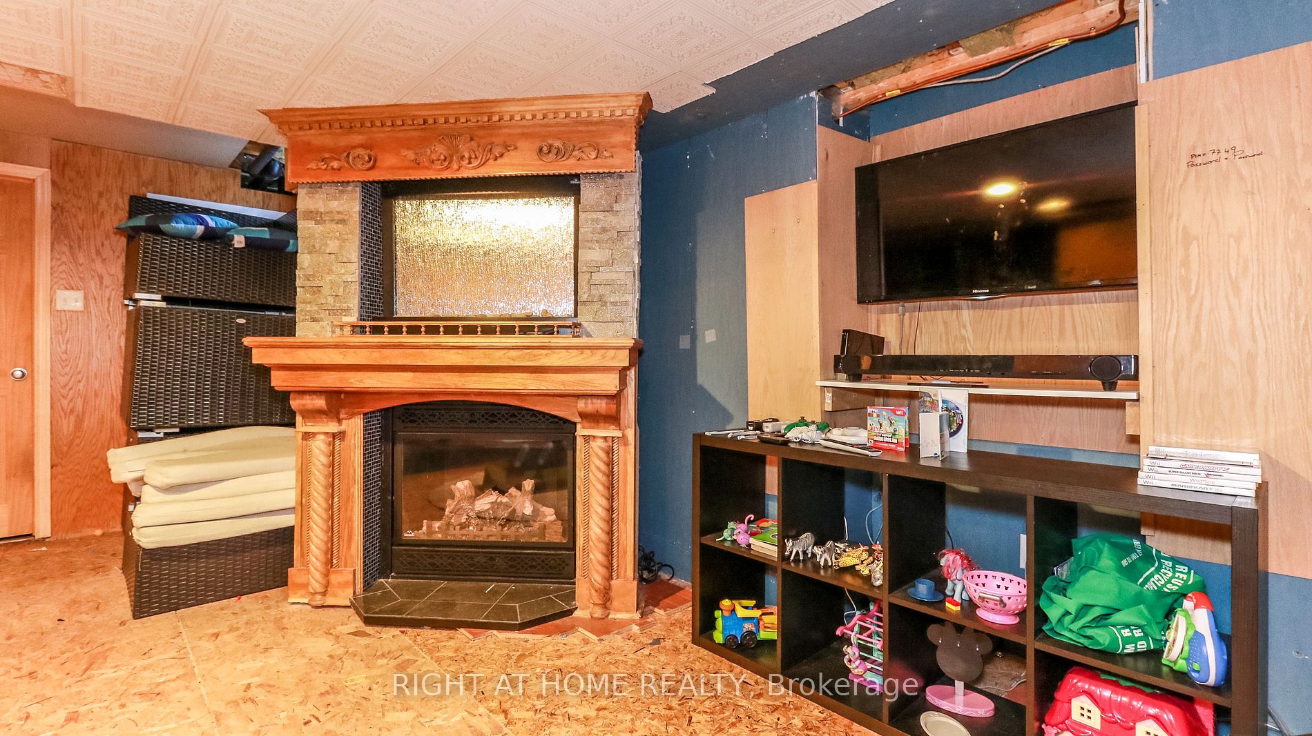 39 WHITFIELD Crescent