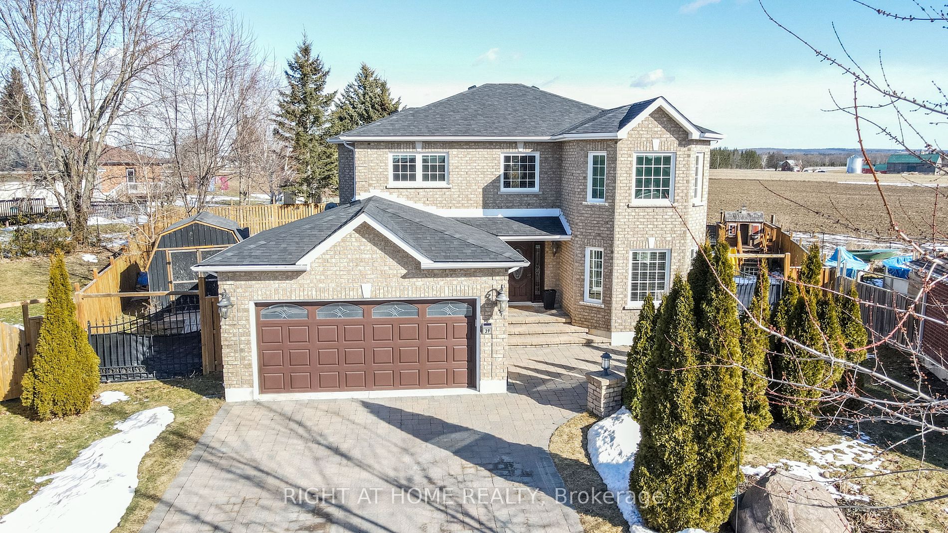 39 WHITFIELD Crescent