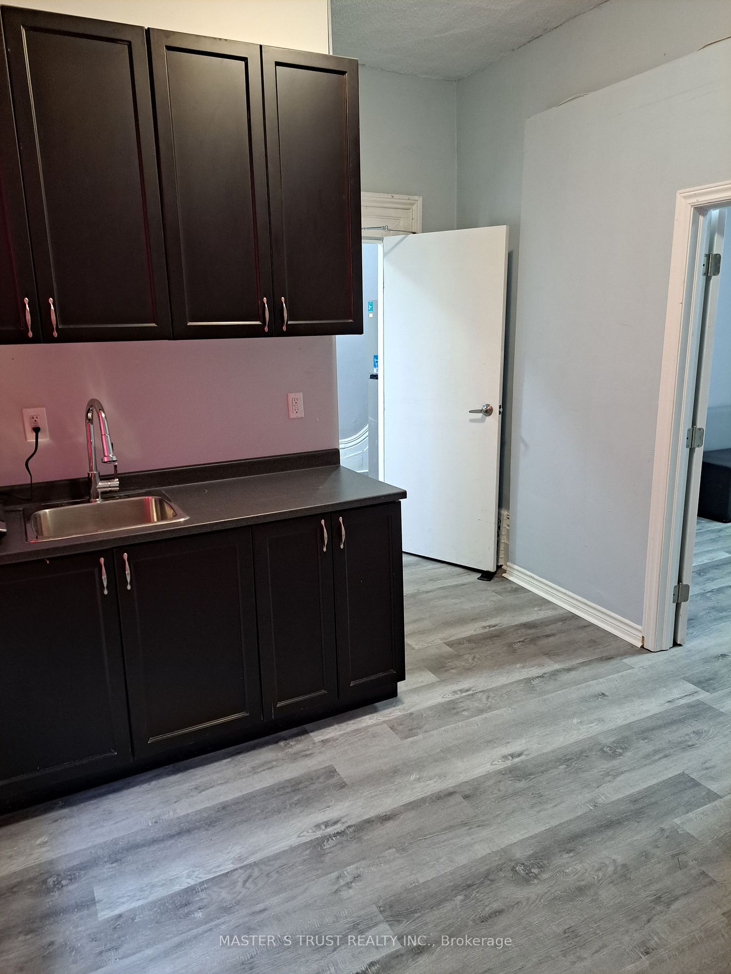 27 Front St N, #102
