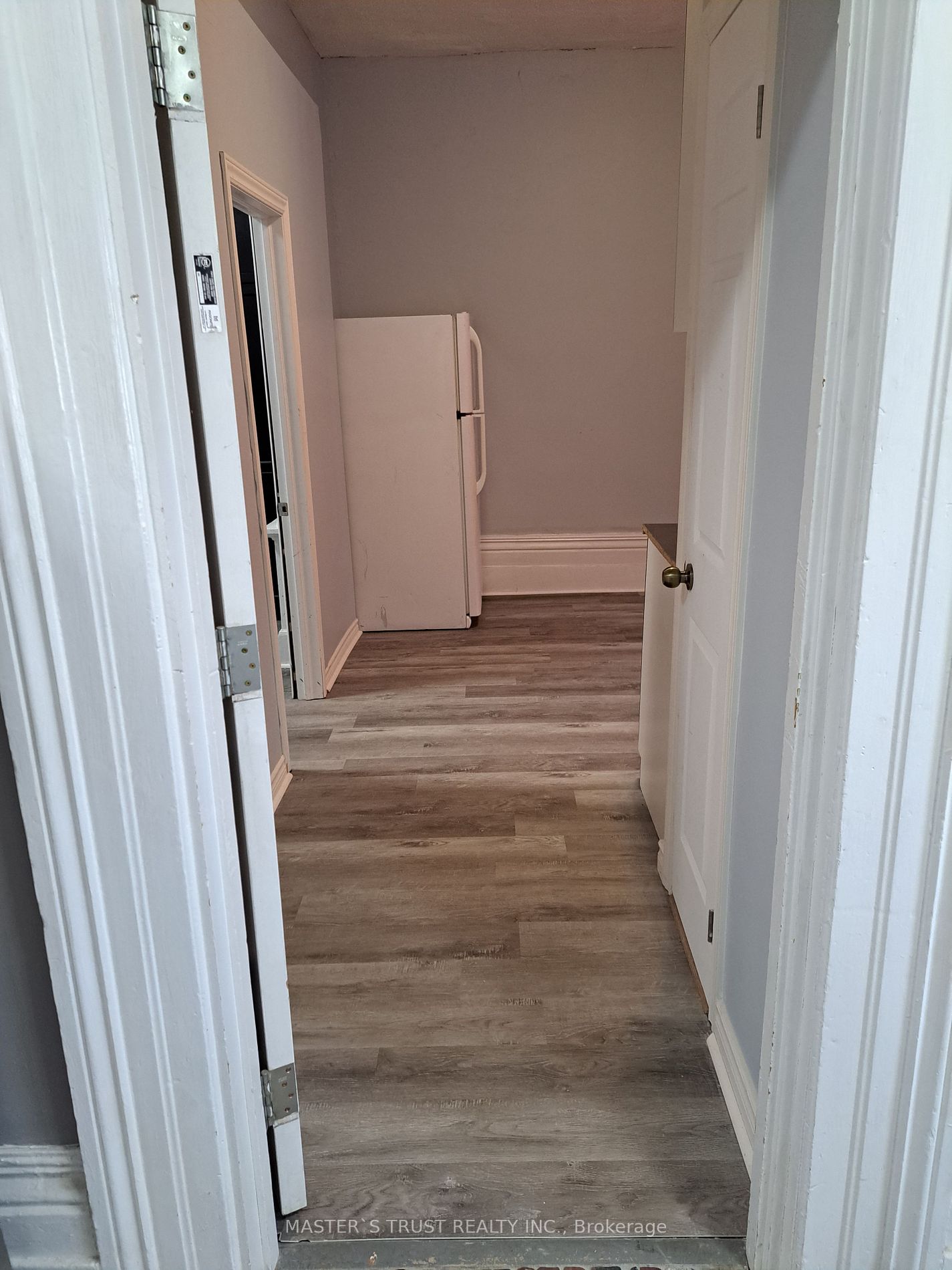 27 Front St N, #102