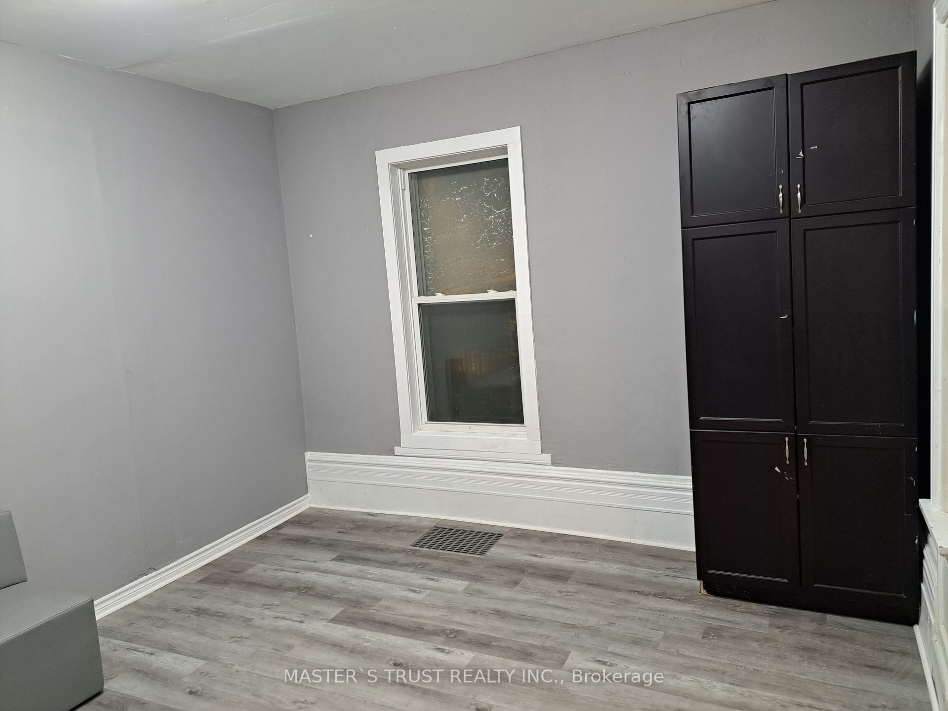 27 Front St N, #102
