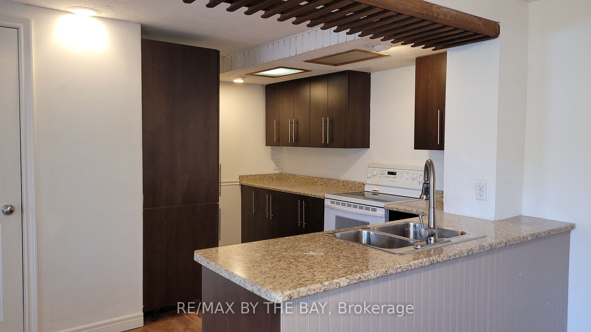 835 Mosley Street, #5