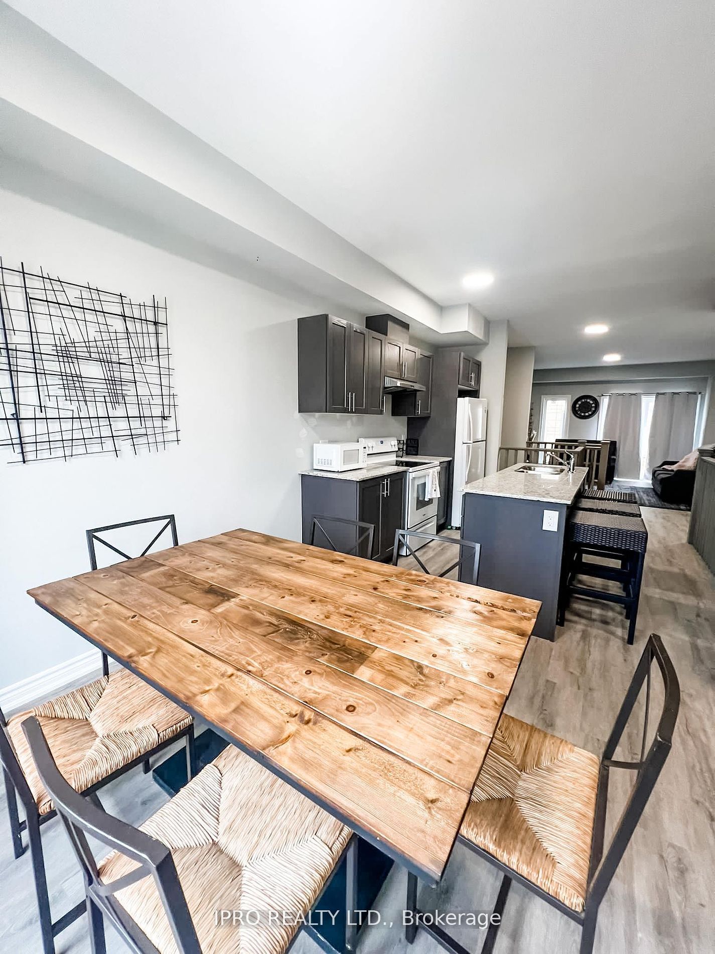33 Dawson Dr, #4