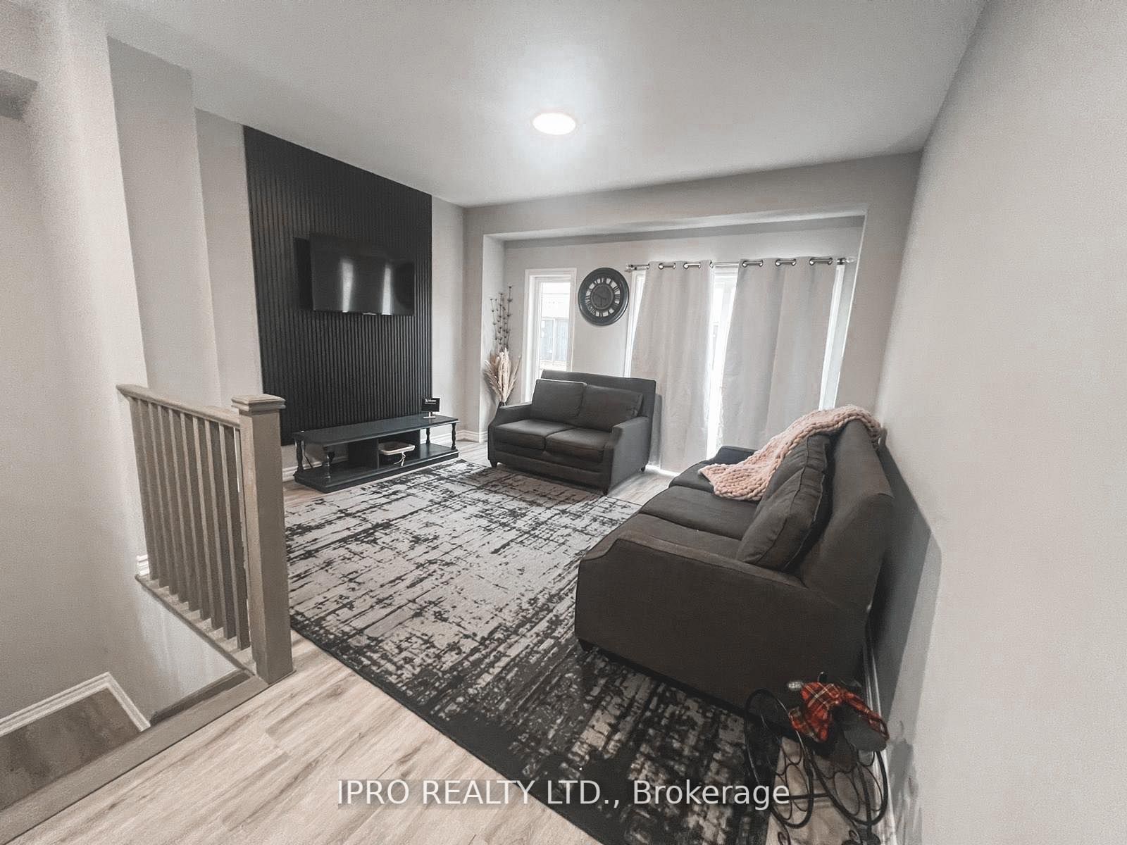 33 Dawson Dr, #4